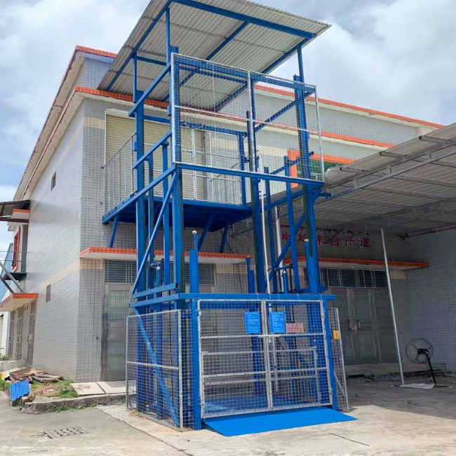 上栗建材厂室外升降货梯安装